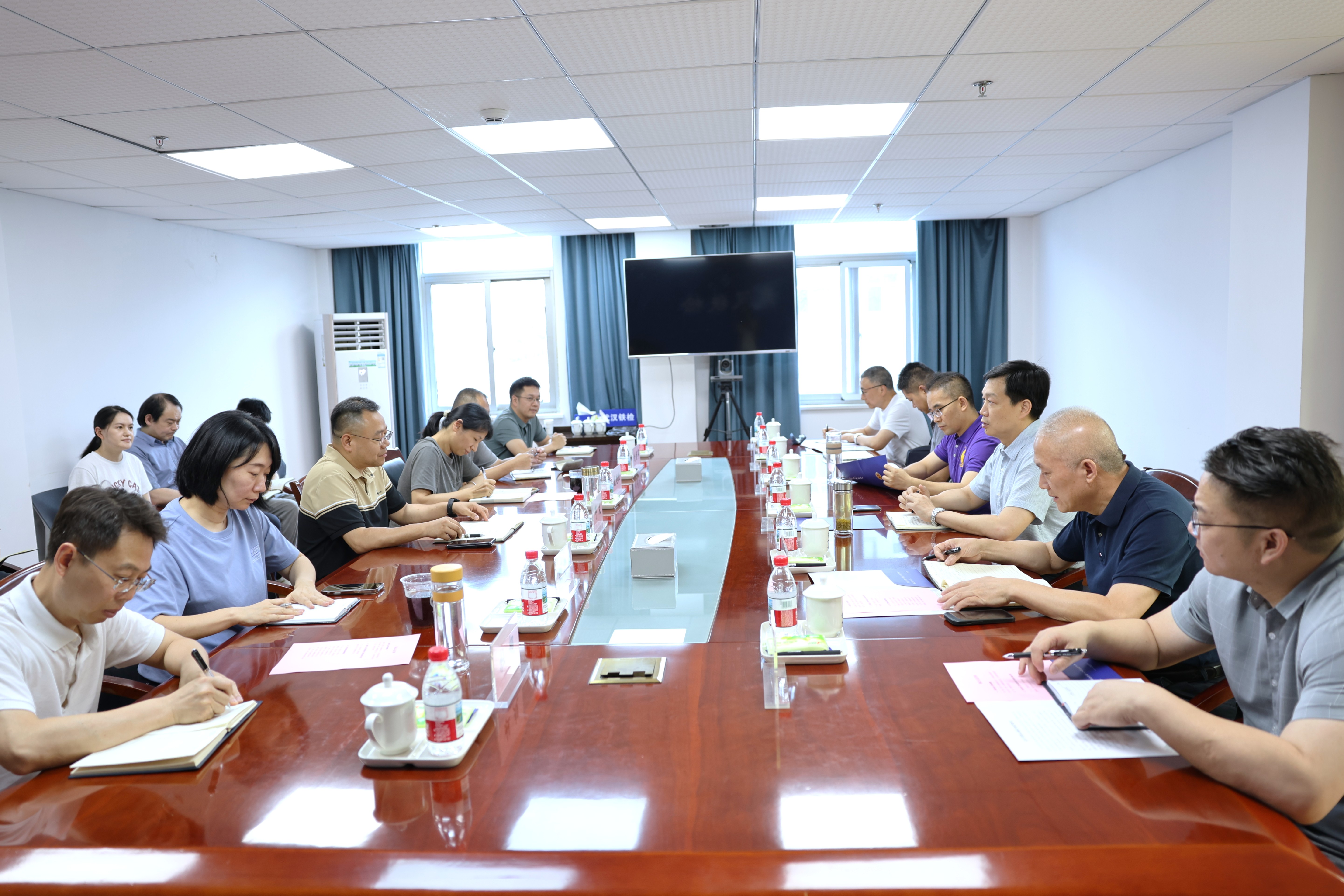 湖北省检察院调研组到武汉铁检院调研指导检察侦查工作